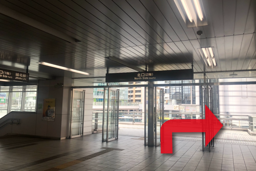 ①勝川駅北口(２階)を出て右に曲がります。