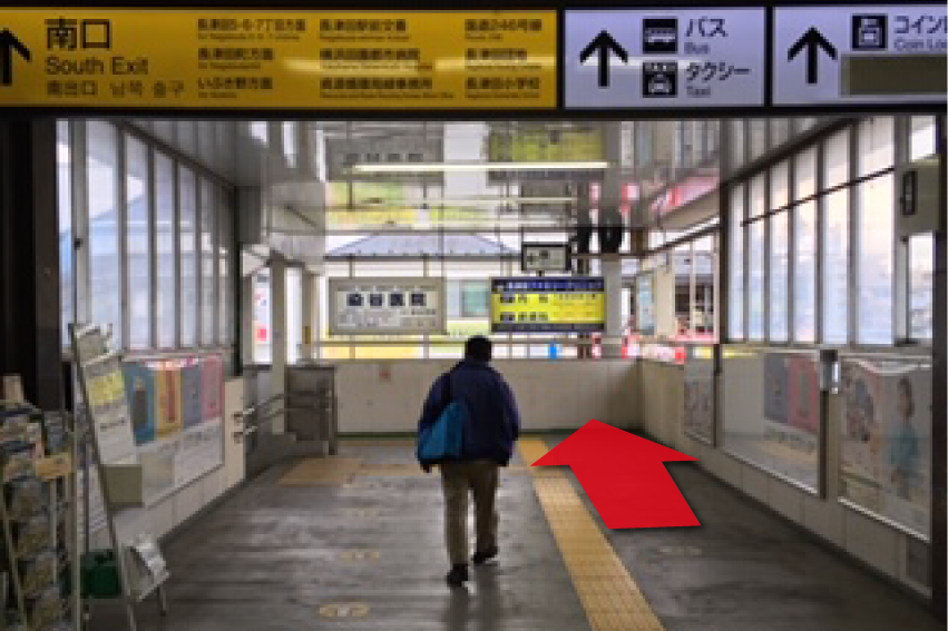 ①長津田駅南口の階段を下って真っすぐ行きます。