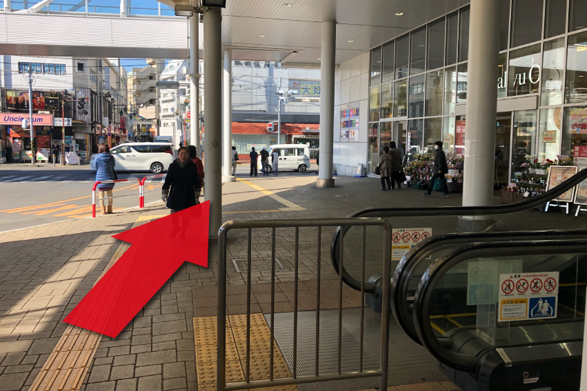 ①小田急線相武台前駅改札から、北口への階段・エスカレーターを降りていただいて、右へ進みます。