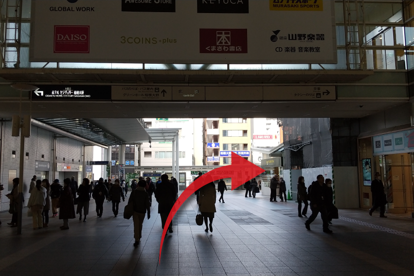 ①相模大野駅北口を出て右に曲がります。